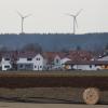 Der Ausbau der Windkraft vor Ort ist ein wichtiges Thema im Wahlkampf in Fuchstal. Die Stromtrasse (im Vordergrund) von den vier Windrädern zum Standort von Batteriespeicher und Wärmetopf wurde bereits verlegt. 