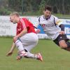 Ein symptomatisches Bild aus dem Aufsteigerduell der Landesliga zwischen dem TSV Friedberg und dem SC Oberweikertshofen: Man schenkte sich nichts. Hier rasseln Friedbergs Bastian Lang (links) und SCO-Kapitän Julian Matiasovits zusammen. Der TSV setzte sich am Ende mit 2:0 durch.