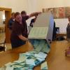 Nachdem der letzte Wähler in Türkheim am Wahlsonntag seine Kreuzchen gesetzt hatte, ging es kurz nach 18 Uhr ans Auszählen. Im Abstimmungsraum im Rathaus Türkheim wurde die erste Wahlurne geleert. 