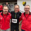 Ein Olympiasieger auf Dorflauf-Tour in Mauren: Dieter Baumann (Mitte) zusammen mit den Dreikönigslauf-Organisatoren Alexander Funk (rechts) und Rudi Beck vor dem SVM-Sportheim.