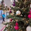 So sieht das weihnachtlich geschmückte Klinikfoyer in Memmingen aus. 