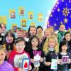 Stolz präsentieren die Kinder der Grundschule Graben ihre selbst gebastelten Weihnachtskarten. Foto: Grundschule Graben