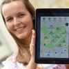 Isabelle Huber, Mitarbeiterin der Stadt München, zeigt die App zum Oktoberfest 2017. Nicht nur die ist neu: Auch das Bezahlen per Smartphone soll auf der Wiesn möglich sein.
