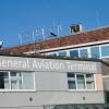 General Aviation Terminal steht in großen Lettern auf dem General Aviation Center am Flughafen Berlin Brandenburg BER.