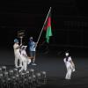 Mangels afghanischer Sportler trägt ein Volunteer bei der Eröffnungszeremonie die Flagge Afghanistans. Inzwischen sind auch zwei Athleten aus dem Land in Tokio eingetroffen.  	 	