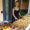 Ramona Kuen (hier mit ihrem reichhaltigen Fingerfood-Büffet) feierte die Neueröffnung ihres Kochstudios in Edenhausen. 	