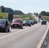 Seit Mittwoch ist der Verkehr zwischen der Abfahrt Aichach-West und dem Gallenbacher Berg nicht mehr auf der B300, sondern auf der Parallelstraße unterwegs. 