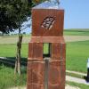 Station 3 des Geschichtspfads: Die Stele zeichnet Aichachs teils brüchige Entwicklung bis zur Stadterhebung nach und erinnert an Ludwig den Bayern. 