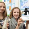 Mit ihrem Projekt „Mikroplastik an Stränden“ sind die Affingerin Franziska Tränkl (links) und ihre Schulfreundin Valerie Kurth (hier beim Regionalentscheid) beim Landesentscheid von „Schüler experimentieren“ Sieger geworden.