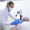 Im Impfzentrum in Gablingen, das Mitte Dezember für den Betrieb eingerichtet war, wurden bislang noch wenige Menschen geimpft. Rund 200 Dosen seien dort bislang verabreicht worden, erklärt das Landratsamt.