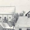 Dieses Bild von vor 55 Jahren zeigt die Pfarrkirche St. Elisabeth in Adelzhausen (links hinten) und das 1858 erbaute, 1904 erweiterte und 1968 abgebrochene Schulhaus (oben rechts) mit Schulgarten. Neben der heutigen Schule steht der Kindergarten, in dessen Um- und Anbau die Gemeinde dieses Jahr viel investieren will. 