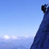 Ein Bergsteiger erklimmt die Eiger-Nordwand. Zwei Deutsche scheiterten daran; sie stürzten in den Tod.