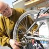 Nach der Winterpause sollte der Reifedruck überprüft und die Kette geschmiert werden, sagt Harald Reger, der seit fünf Jahren ehrenamtlich für die Fahrradwerkstatt des Familienzentrums arbeitet.