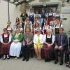 Unser Bild zeigt in der ersten Reihe von links: Gertrud Wenz, Agnes Meichelböck, Ulrike Angermeier, Axel Heiß, Aloisia Ott, Eva Vidal, Reinhard Bader und Rosemarie Koller mit den Absolventen der Schule.  	