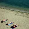 Drei Frauen liegen an einem Strand nahe Costinesti in Rumänien. Dort hat es am Montag eine Explosion gegeben, die von einer russischen Seemine stammen könnte.