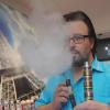 Sven Grunwald verkauft E-Zigaretten samt Zubehör in Augsburg. Er beobachtet: Immer mehr Menschen greifen zum Verdampfer. 