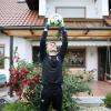 Zupacken kann Florian Hartmann: Der Inchenhofener gehört in seiner Altersklasse zu den besten Torhütern Bayerns. Der angehende Flugzeuggerätemechaniker hütet das Tor der A-Junioren des FC Stätzling.  	