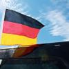Wieder ein geläufiges Bild: Deutschland-Fähnchen an Autos. Doch Unbekannte gehen vielerorts gegen die Fußballfans vor.