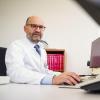 Der Pathologe Professor Dr. Bruno Märkl beschäftigt sich seit Monaten mit den Lungenveränderungen von verstorbenen Covid-19-Patienten.  	