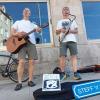 Straßenmusik als eine Art Abenteuer: Christof und Stefan aus der Schweiz machen Station auf ihrer Reise in Richtung Norden.