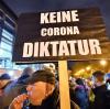Vor dem Thüringer Landtag prostierten Impfgegner und Impfgegnerinnen gegen die Corona-Politik.
