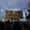 Eine Person hält inmitten einer Menschenmenge in der Nähe des Parlaments in London ein Plakat mit der Aufschrift «She was walking home» («Sie ging nach Hause») in die Höhe.