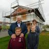 Vier Wochen nach dem verheerenden Tornado prägen in Affing Baukräne das Ortsbild. Auch das erst zwei Jahre alte Haus von Gaby und Klaus Weber wurde stark beschädigt. 