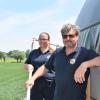 Sie sorgen mit ihrem Unternehmen dafür, dass in Mertingen Bioabfall zu Energie wird: Paul Schweihofer und Tochter Anja Jung. Auf der Fläche im Hintergrund wollen sie erweitern.