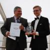 Den vom Elternbeirat gestifteten „Ex norm Award“ überreichte dessen Vorsitzender Thomas Planer (links) an Preisträger Julian Pietsch.  
