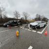 Zwei Verletzte und hoher Sachschaden - das ist die Bilanz eines Unfalls auf der B2 bei Monheim.