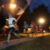 Eine ganz besondere Stimmung herrscht beim Nachtlauf, der traditionell seit einigen Jahren am Abend vor dem Kuhsee-Triathlon stattfindet. Ein Heißluftballon und Fackeln wiesen den über 500 Läufern den Weg. 	