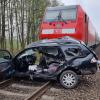 An einem Bahnübergang nahe Hannover hat ein Zug ein Auto erfasst.