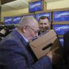 Boris Nadeschdin, ein liberaler russischer Politiker, der bei den Präsidentschaftswahlen am 17. März kandidieren will, küsst eine der Schachteln mit Unterschriftenbögen, die für ihn für die bevorstehenden Präsidentschaftswahlen gesammelt und zur Vorlage beim Zentralen Wahlkomitee Russlands gebracht wurden.