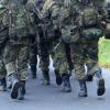Soldaten in der Grundausbildung marschieren über das Gelände der Marinetechnikschule (MTS) in Parow. Nach dem Tod eines Soldaten hat die Bundeswehr Fehler eingeräumt.