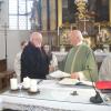 Pfarrer Herbert Hermle übergibt die Dankesurkunde der Diözese an Franz Brechenmacher. 	