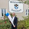 Mit einer selbst gebastelten Schultüte überraschten die Kolleginnen und Kollegen der Sielenbacher Mittelschule ihren neuen Leiter, Johannes Sedlmeyr, an seinem ersten Schultag.