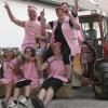 Eine Ehrenrunde mit dem Traktor drehten die siegreichen „Landfrauen“ in der Arena des Unterelchinger Gemeindegartens.  	