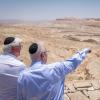 Bundespräsident Frank-Walter Steinmeier (links) und Israels Präsident Reuven Rivlin in der Negev-Wüste, wo sie auch das Grab von Staatsgründer David Ben-Gurion besuchten.  	