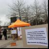 Auf Stellwänden mit Plakaten warfen die Organisatoren der „Demonstration ohne Demonstranten“ in Mindelheim Fragen auf und wollten so zum Nachdenken über die Corona-Maßnahmen anregen. 	