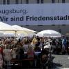 Die Friedenstafel auf dem Rathausplatz ist fester Bestandteil des Augsburger Hohen Friedensfestes.