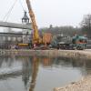 Die Sanierung des Hochablasses kommt voran. Ein Kran hob teils mehr als 90 Tonnen schwere Betonteile auf das Bauwerk. 