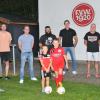 Die Entscheidungsträger beim FV Weißenhorn um Vereinschef René Räpple (Dritter von links) und seinen Stellvertreter Markus Fitzel (Zweiter von rechts) sind stolz auf die Geschichte und die Erfolge des Vereins – und auf ihre guten Jugendspieler.  	