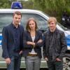 Die Schauspieler Friedrich Mücke (l), Alina Levshin und Benjamin Kramme posieren in Erfurt (Thüringen) vor einem Polizeiwagen bei Dreharbeiten zur "Tatort"-Folge "Der Maulwurf".