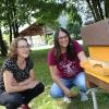 Klimamanagerin Julia Ferstl (links im Bild) freute sich gemeinsam mit Bienen-Expertin Monika Jäger über die beiden Bienenstöcke, die nach einer Anregung aus dem Bürgerhaushalt auf dem Gersthofer Friedhof aufgestellt wurden.