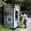 Am Färberturm im Augsburger Textilviertel steht ein neuer Eis-Automat. Auch Stefanie Hein greift zu.