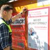 Polizeihauptkommissar Michael Graf von der Polizei Ingolstadt heftet das Plakat, mit dem nochmals nach Helmut Strigl gesucht wird, ans öffentliche Brett in Trugenhofen. 