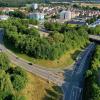 Blick auf das sogenannte Polizeiohr in Günzburg: Rechts die Bundesstraße 16 und die Zufahrt Richtung Stadtmitte und auf die Staatsstraße 2510 Richtung Offingen. 