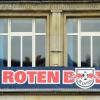 Wer in Leizpig nach Spuren des Tabellen-Zweiten der Fußball-Bundesliga sucht, wird schwerlich etwas finden. Das Banner „Die Roten Bullen“ hängt an der Stadion-Fassade.