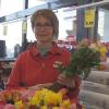 Die Leiterin der Filiale in Mittelneufnach Ulrike Schmid empfing die ersten Kunden im Penny-Markt mit einem frohen Blumengruß.