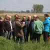 Mögliches Projektgebiet: Lorand Boksan (r.) vom Donaumoos-Team  berichtete über das Areal Lampertshofen West, wo derzeit Gespräche mit Eigentümern und Bewirtschaftern laufen.